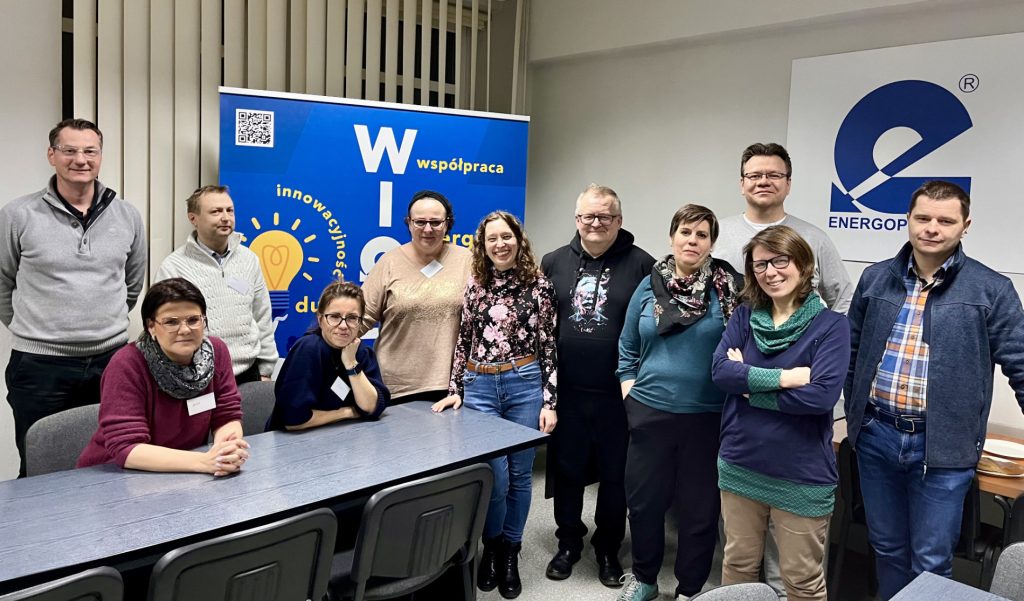 Zdjęcie grupowe z&nbsp;warsztatów: Warsztaty budowania odporności psychicznej